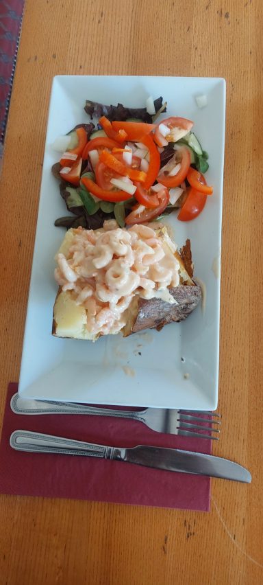 Jacket potato with prawns